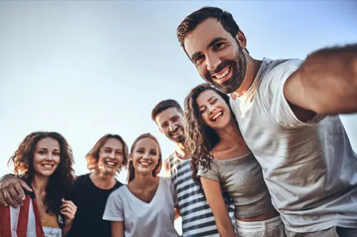 Radosna grupa uczestników warsztatów integracyjnych – wspólna zabawa, współpraca i dobre relacje.