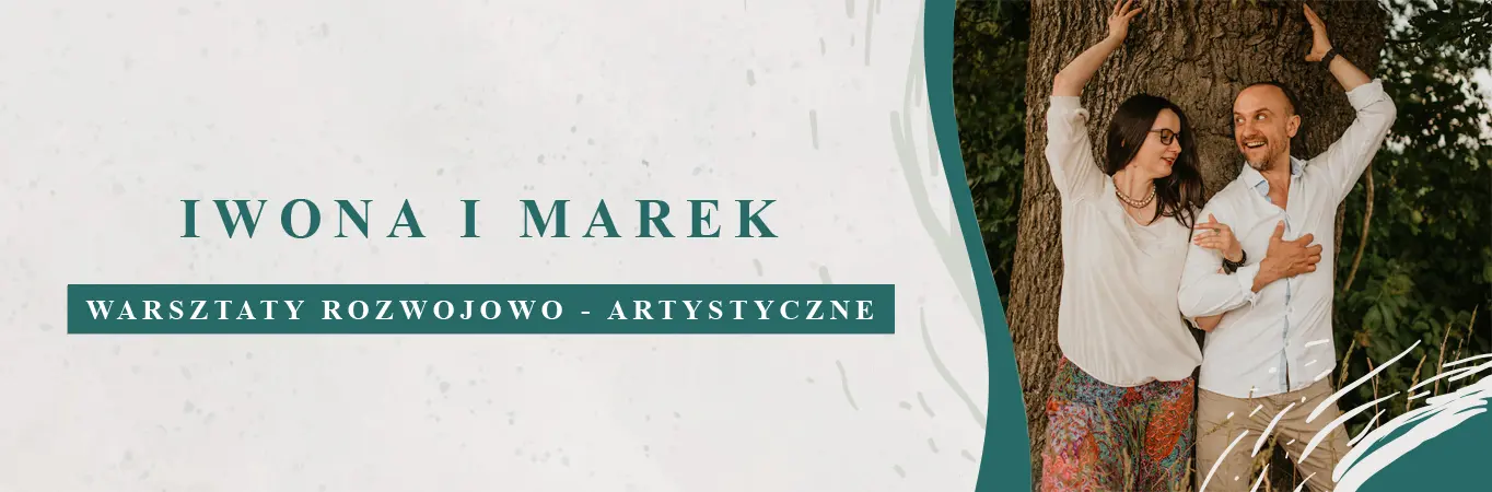 Para prowadząca warsztaty rozwojowe i artystyczne – Iwona i Marek w swobodnej, serdecznej pozie przy drzewie, promujący rozwój osobisty i kreatywność.
