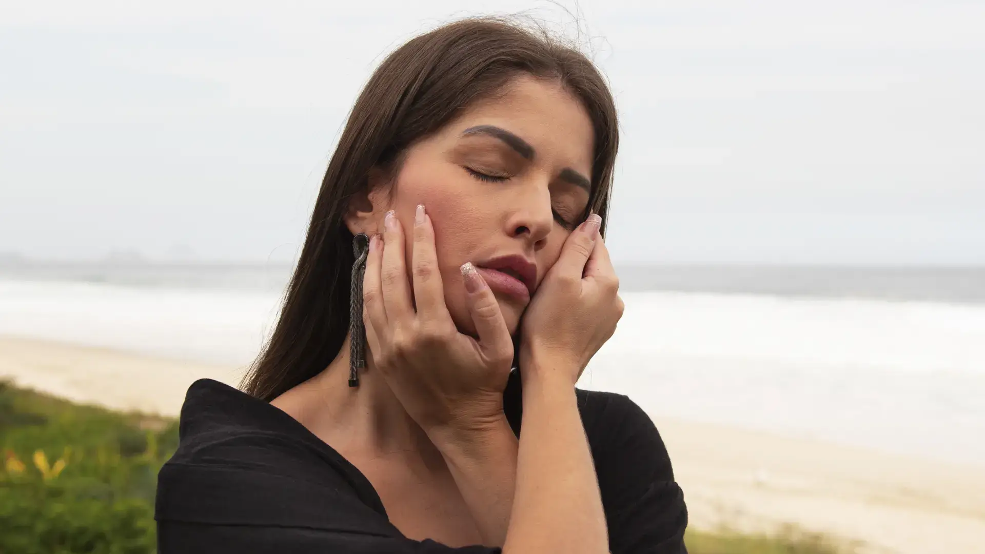 Osoba zanurzona w świadomym ruchu, z zamkniętymi oczami, w głębokim połączeniu z ciałem i chwilą.